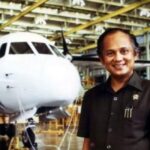 Senyum BJ Habibie bersama miniatur N-250, simbol keyakinan bahwa karya anak bangsa mampu terbang tinggi di panggung dunia.