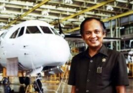 Senyum BJ Habibie bersama miniatur N-250, simbol keyakinan bahwa karya anak bangsa mampu terbang tinggi di panggung dunia.
