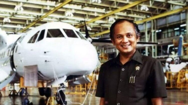 Senyum BJ Habibie bersama miniatur N-250, simbol keyakinan bahwa karya anak bangsa mampu terbang tinggi di panggung dunia.