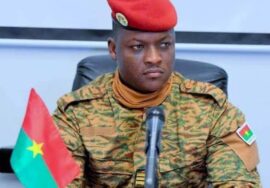 Ibrahim Traoré, Presiden Burkina Faso, dalam sebuah pertemuan, tampil berwibawa dan meyakinkan