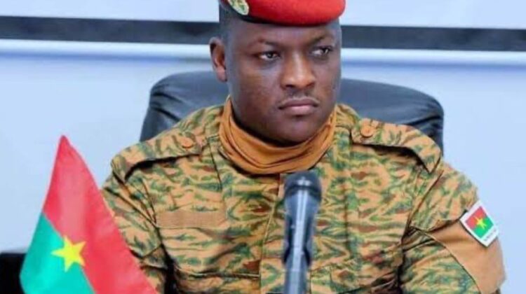 Ibrahim Traoré, Presiden Burkina Faso, dalam sebuah pertemuan, tampil berwibawa dan meyakinkan
