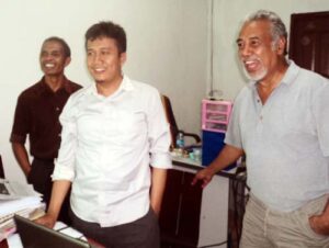 Kilas balik 2011: Rapat strategis peluncuran web CNRT di Dili bersama Xanana Gusmão. Pengalaman berharga yang membentuk cara kami di gerakanmandiribangsa.com memandang geopolitik dan kedaulatan hari ini. Mandiri dalam tekad, inklusif dalam kolaborasi